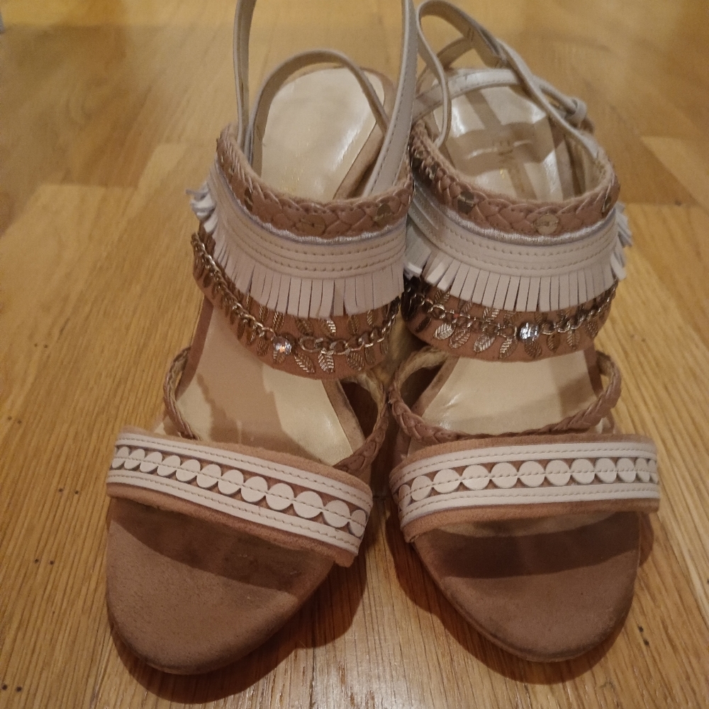 Nine West Nude Fringed Rhinestone Accent Heels in sz 7